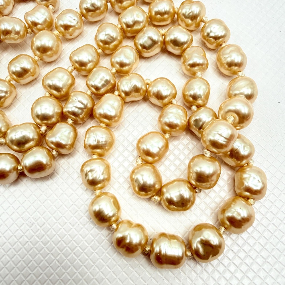 Vintage 40" Heavy Chunky Glass Faux Baroque Pearl Tone Knotted Necklace - Picture 4 of 4